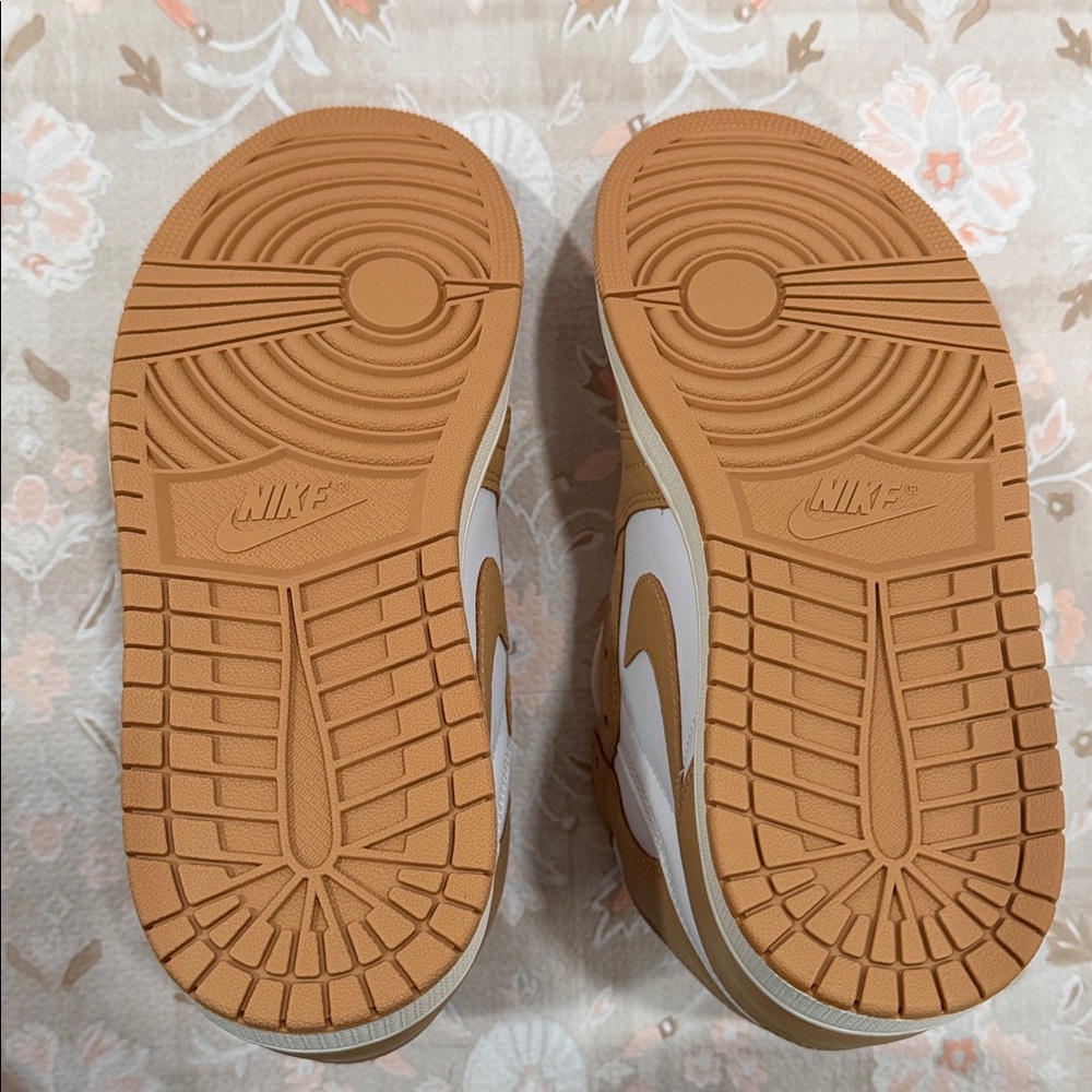 Nike Air Jordan 1 Retro High OG - Picture 3 of 8